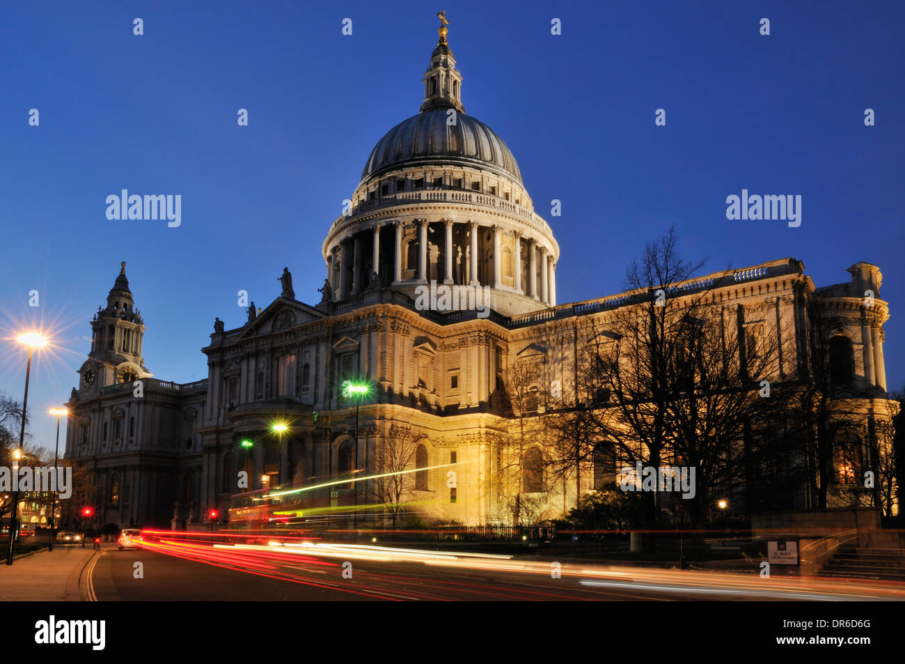 La cattedrale di St Paul, Londra UK, illuminato di sera, con striature chiare da traffico Foto Stock