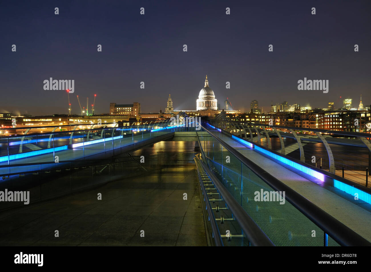 Il Millennium Bridge, Londra UK di notte, con la città e la cattedrale di St Paul e a distanza Foto Stock