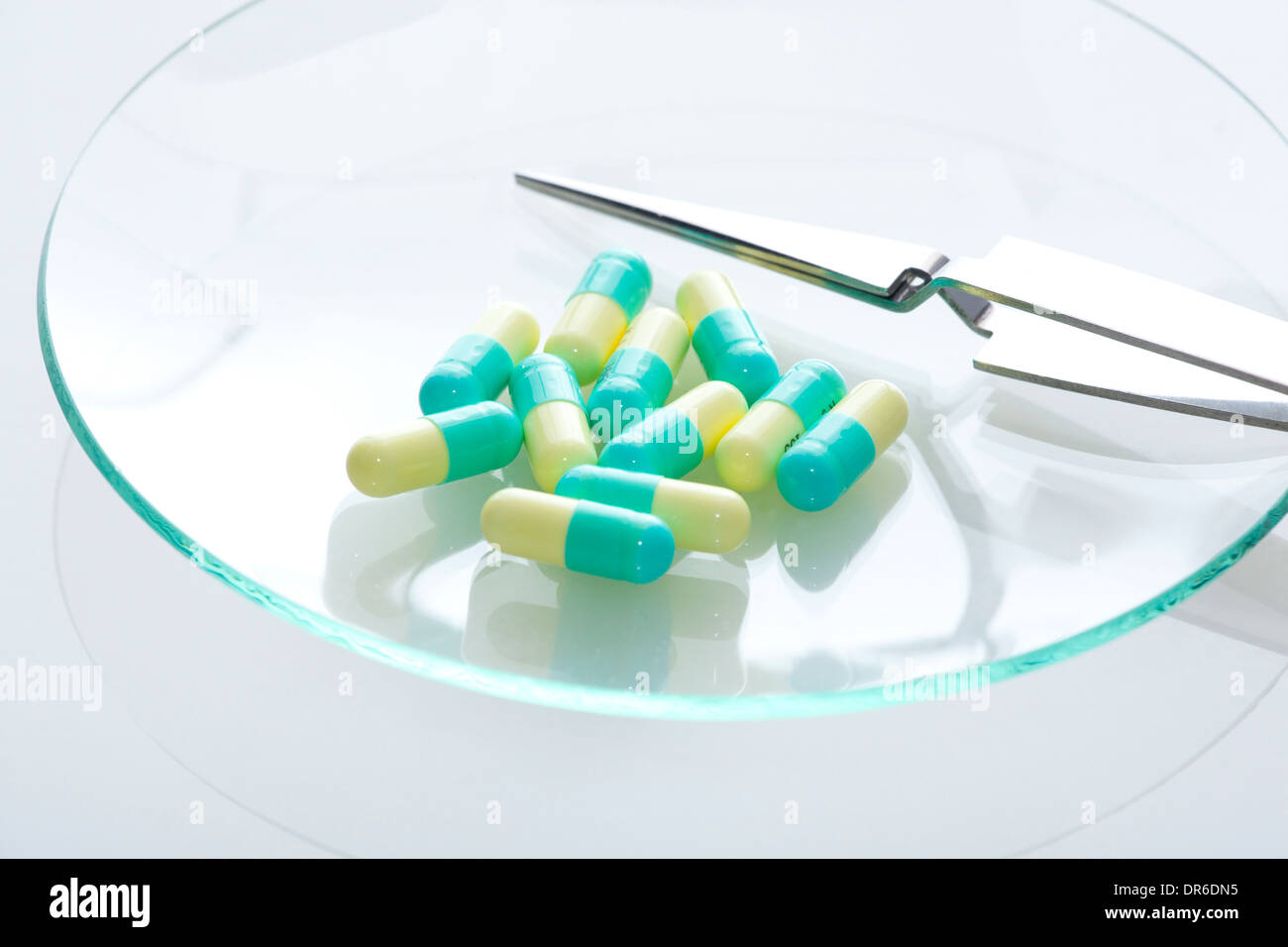 Capsule sul vassoio di vetro Foto Stock