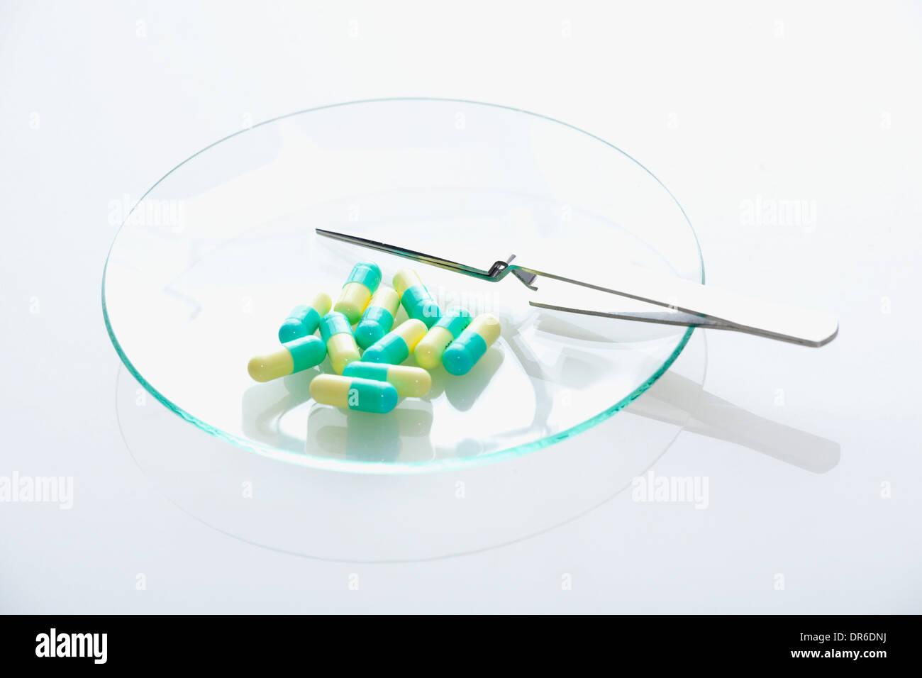 Capsule sul vassoio di vetro Foto Stock