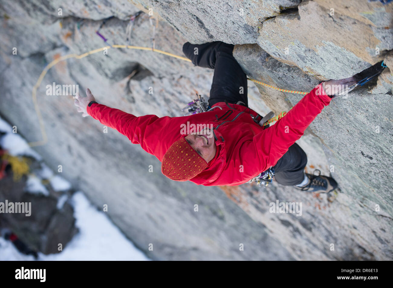 Un uomo e una donna si arrampicano in Woodfords Canyon nel nord della California. Foto Stock