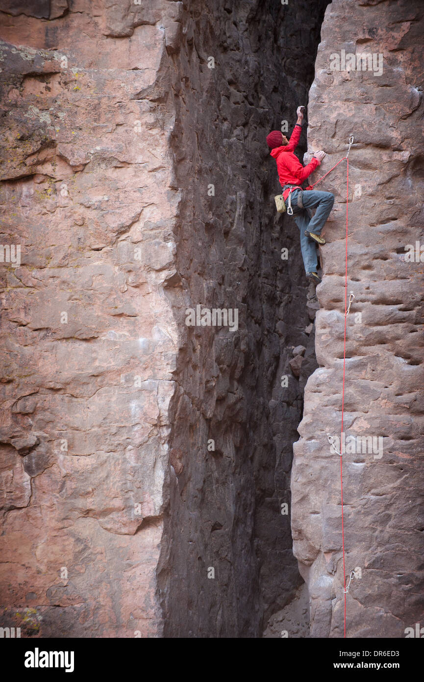 Un uomo si arrampica splendida (10b) nella Owens River Gorge, Vescovo, California. Foto Stock