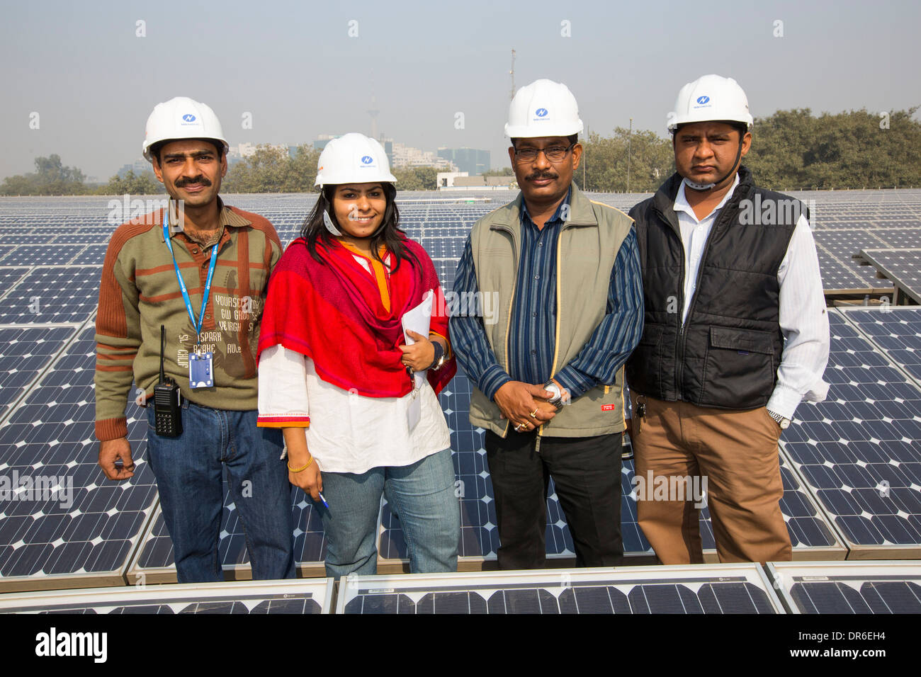 Lavoratori a 1 MW di energia solare stazione gestito da Tata power sul tetto di una società di elettricità di Delhi, India. Foto Stock