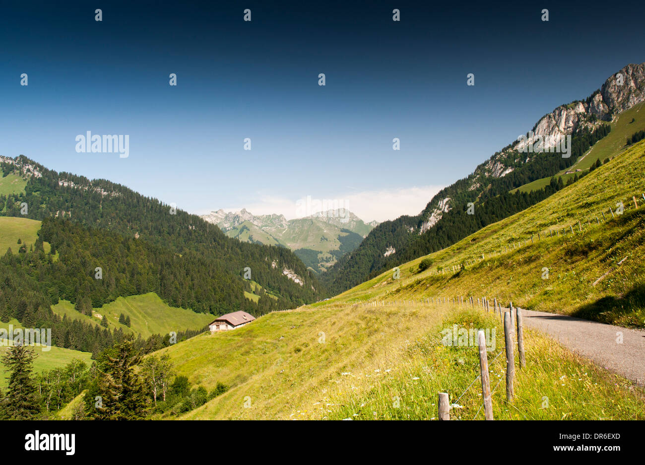 Salita sulla Route d'Hongrin verso il Lac d'Hongrin nelle alpi svizzere, preso dal ciclo nazionale route 4 (Alpenpanorama) Foto Stock