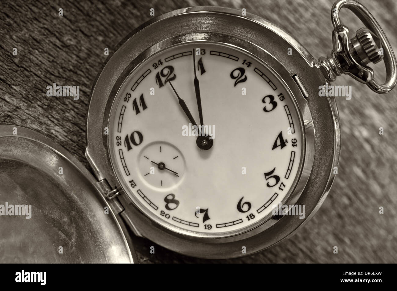 Il concetto di tempo - Vintage orologio da tasca sul legno stagionato sfondo. Foto Stock