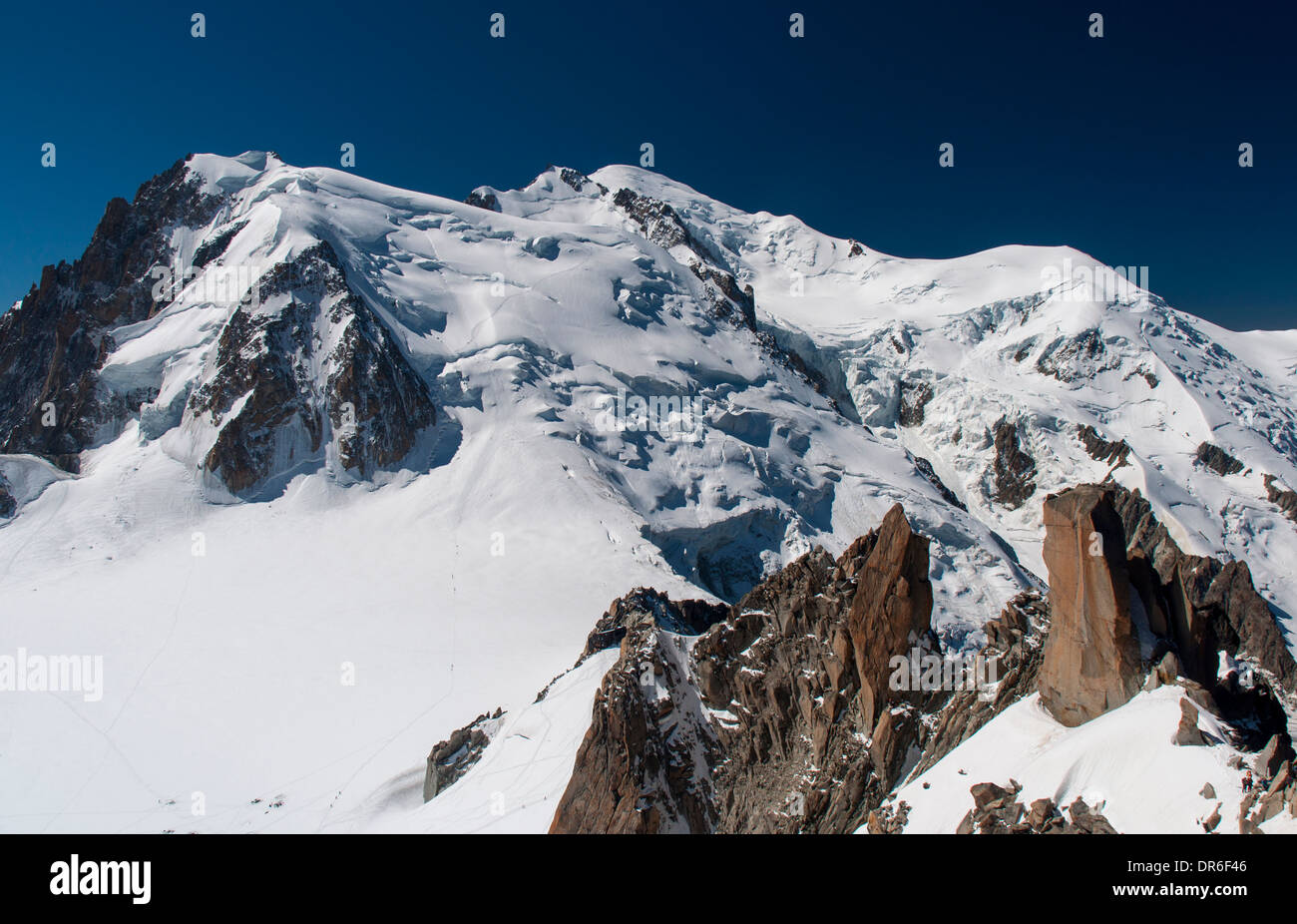 Vista del lato nord di Mont Blanc dall'Aiguille du Midi (3842m) nelle Alpi francesi Foto Stock