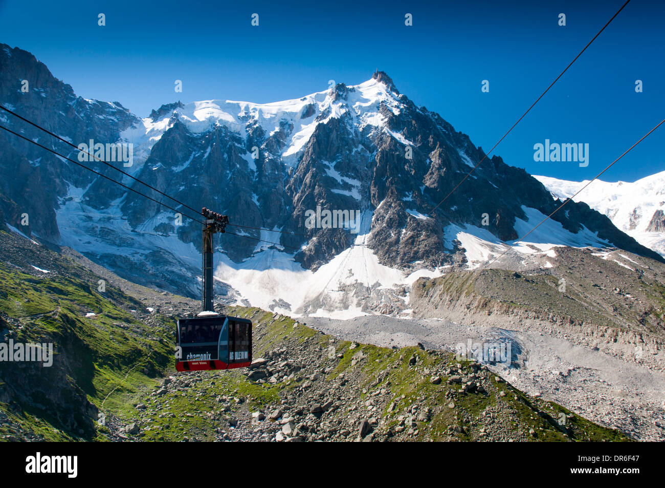 Funivia per l'Aiguille du Midi (3842m) nel massiccio del Monte Bianco nelle Alpi francesi (presi dal piano de l'Aiguille) Foto Stock