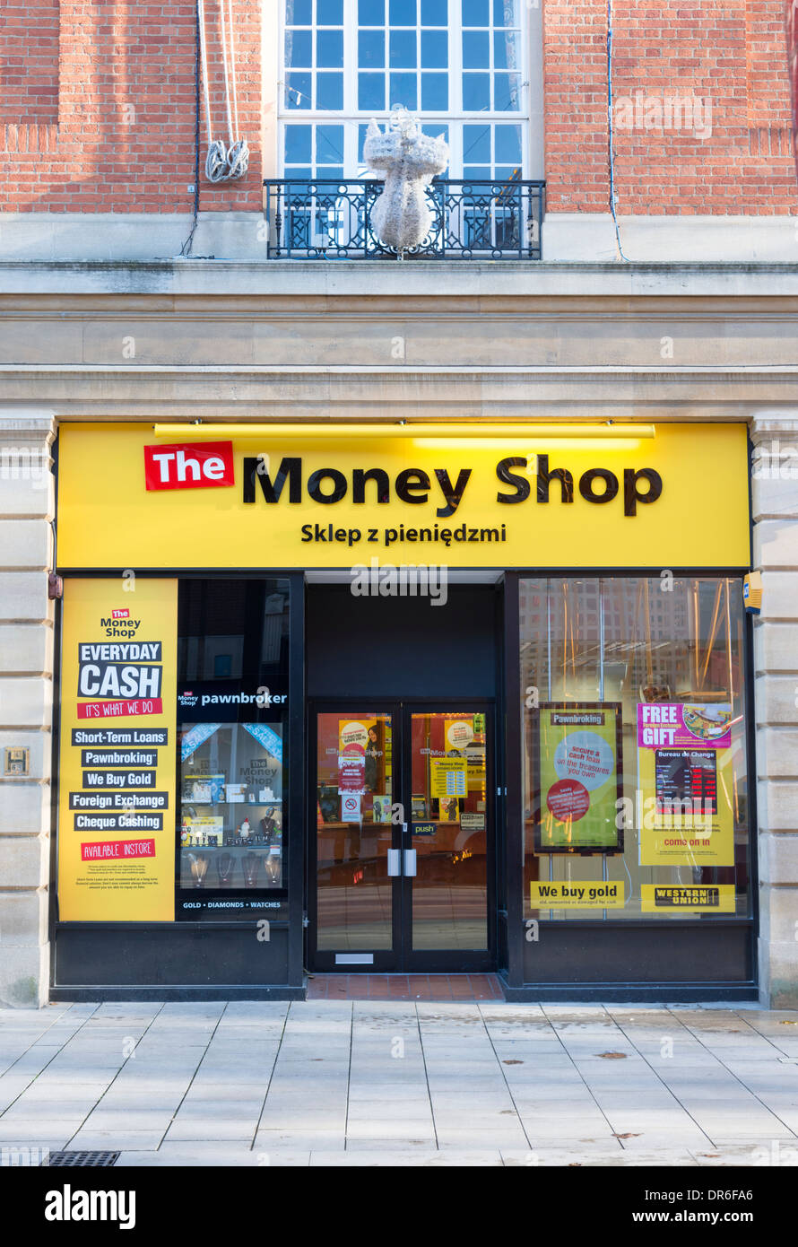 Il denaro Shop pawnbroker e prestatori di denaro in Peterborough Regno Unito con il segno in inglese e lingue polacca Foto Stock