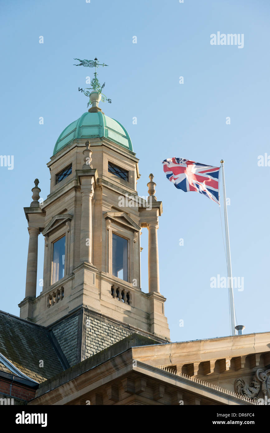 Il tetto e la torre campanaria e la bandiera sulla sommità del Peterborough municipio edificio UK Foto Stock