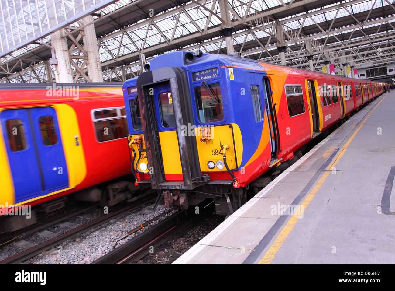 SouthWest trains treno alla stazione ferroviaria di Waterloo London, England Regno Unito Foto Stock