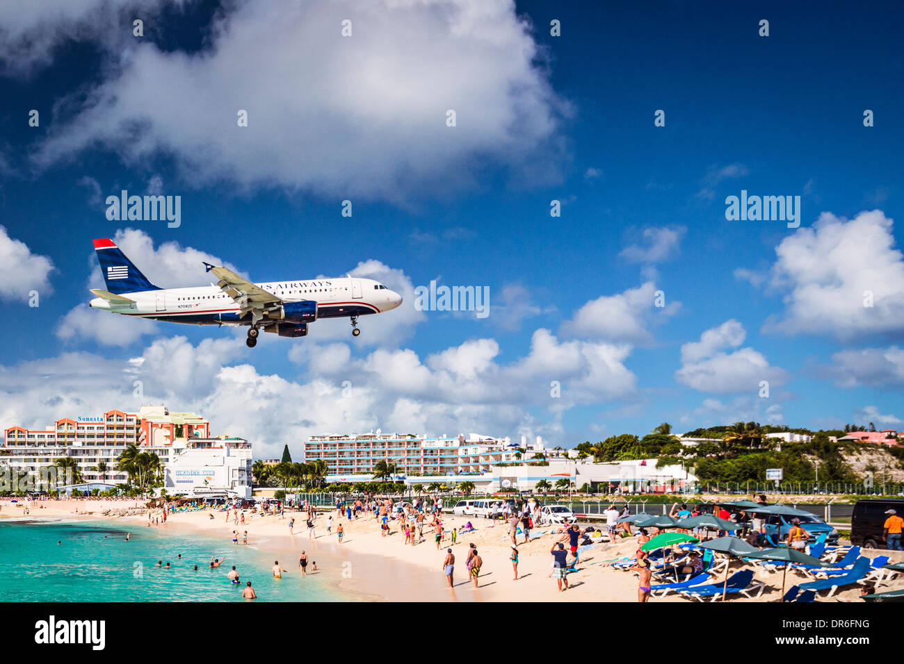 Aereo atterra su Maho Beach in Sint Maarten. Foto Stock