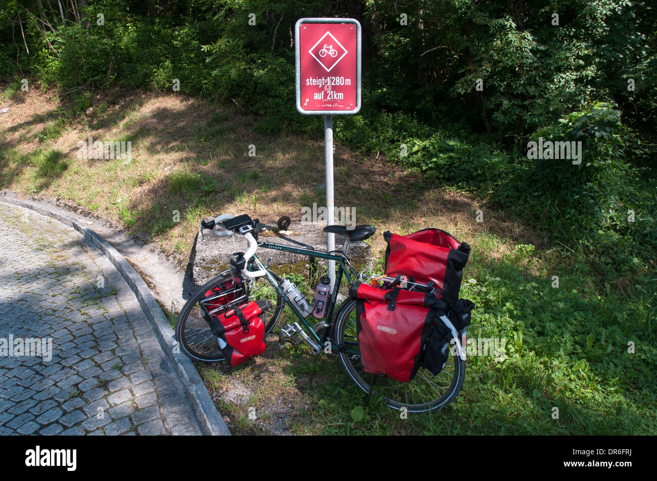 Dawes Galaxy touring bike con gerle accanto al cartello per ciclisti, Klausen Pass (1952 m), Alpi Svizzere Foto Stock