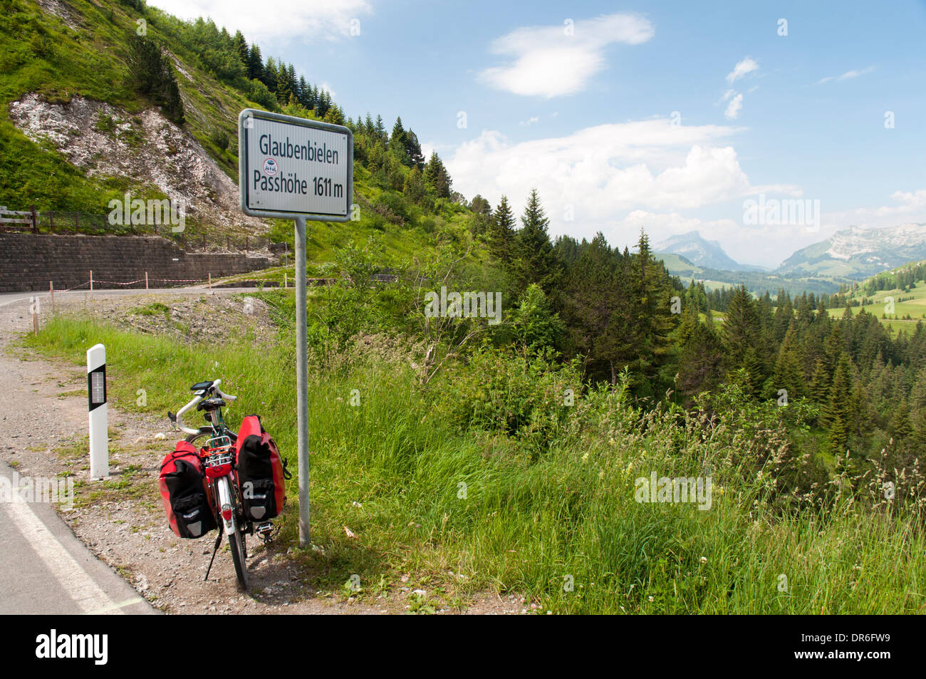 Dawes Galaxy touring bike con gerle accanto al vertice il segno di Glaubenbielen Pass (1611m) vicino Giswill nelle Alpi Svizzere Foto Stock