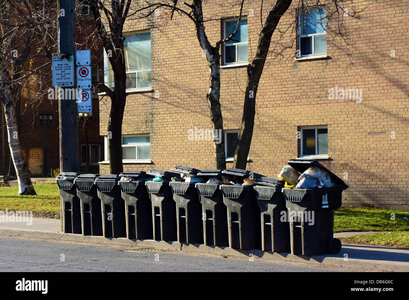Contenitori per rifiuti pronto per il ritiro a Toronto in Canada Foto Stock