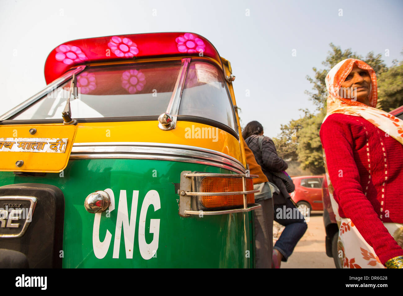 Un tuctuc a Delhi, India, alimentati a gas naturale compresso (CNG), tutti di Delhi's tuctucs sono alimentati con CNG, contribuendo significativamente Delhi, problemi di qualità dell'aria. Foto Stock