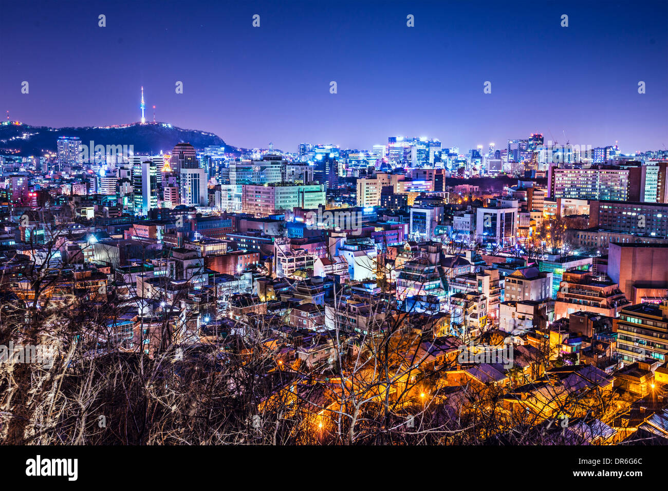 Seoul, Corea del Sud skyline con Monte Namsan e Torre di Seoul. Foto Stock