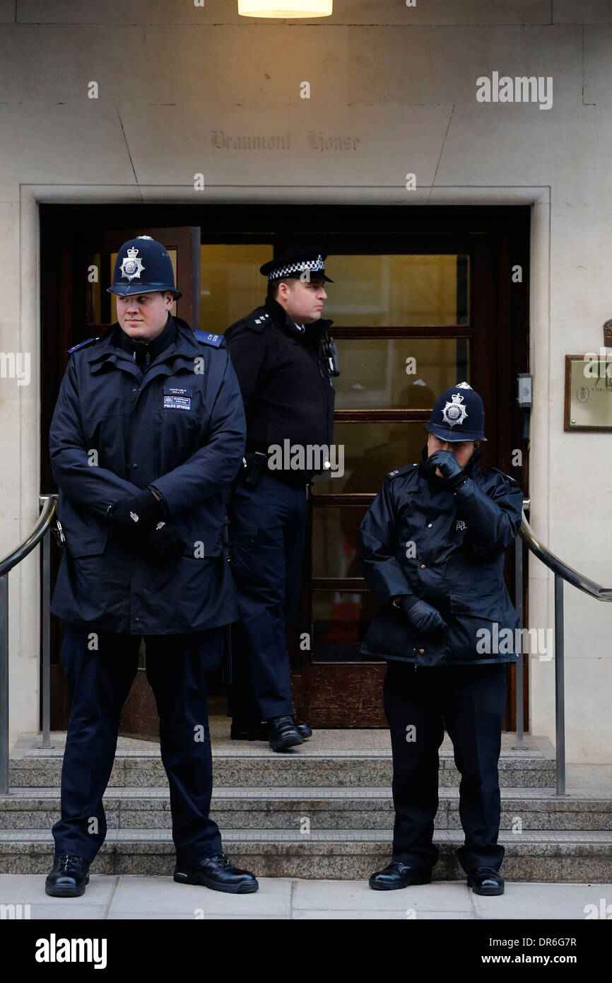 British ufficiali della polizia in servizio al di fuori del re Edward VII Hospital di Londra, Gran Bretagna, 03 marzo 2013. Foto Stock