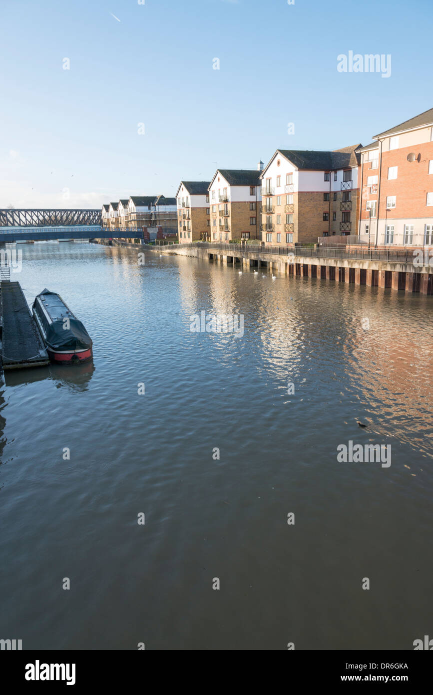 Riverside proprietà e appartamenti lungo il fiume Nene Peterborough Regno Unito Foto Stock