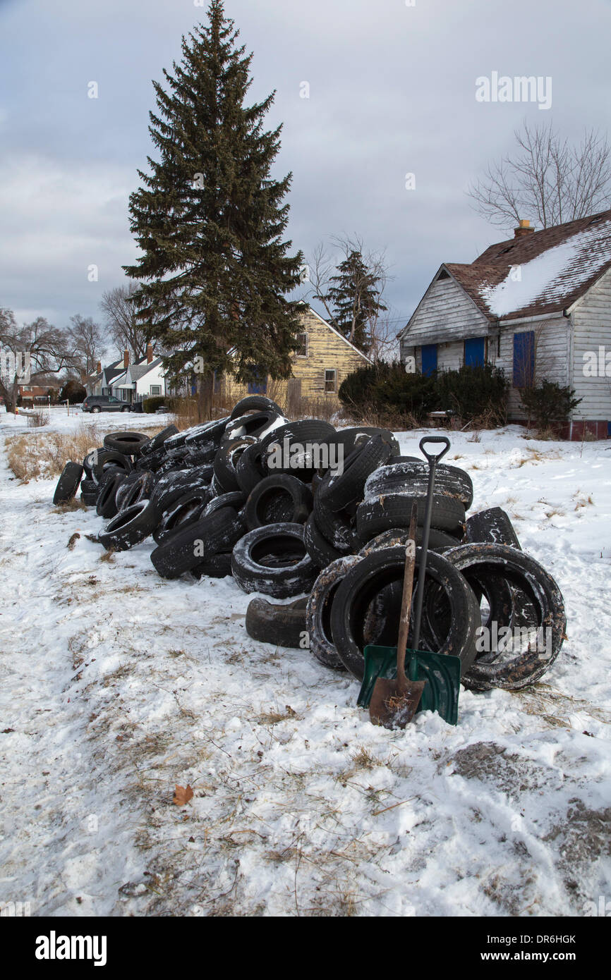 Detroit, Michigan STATI UNITI D'AMERICA - come parte della loro Martin Luther King Jr. giorno di servizio, volontari da Wayne State University pulita la zona intorno a Cody High School se i pneumatici che erano state oggetto di dumping illegalmente. Questi provenivano da un garage dietro una delle case vuote. Credito: Jim West/Alamy Live News Foto Stock