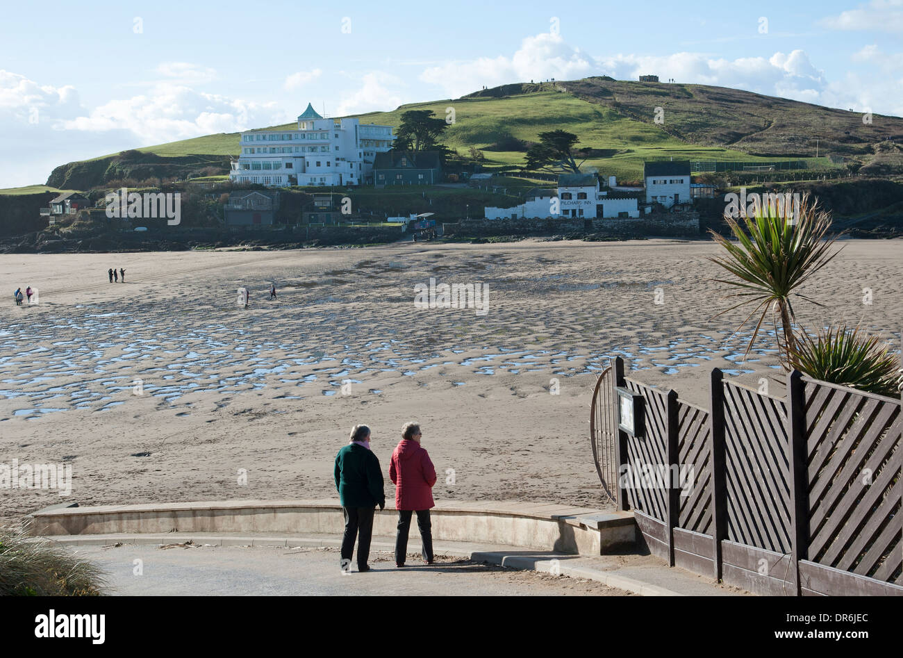 Burgh Island si vede attraverso la spiaggia di bassa marea a Bigbury sul mare South Devon England Regno Unito Foto Stock