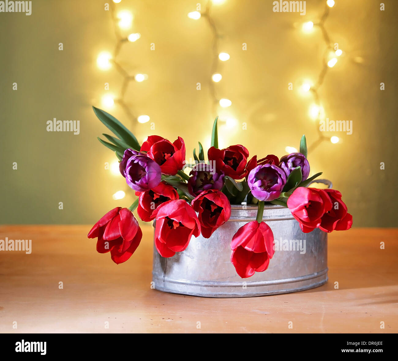 I tulipani su una tavola di legno nella parte anteriore del bokeh. buona per la festa della mamma, Pasqua, il giorno di san valentino o altri giorni festivi che simboleggia l'amore Foto Stock