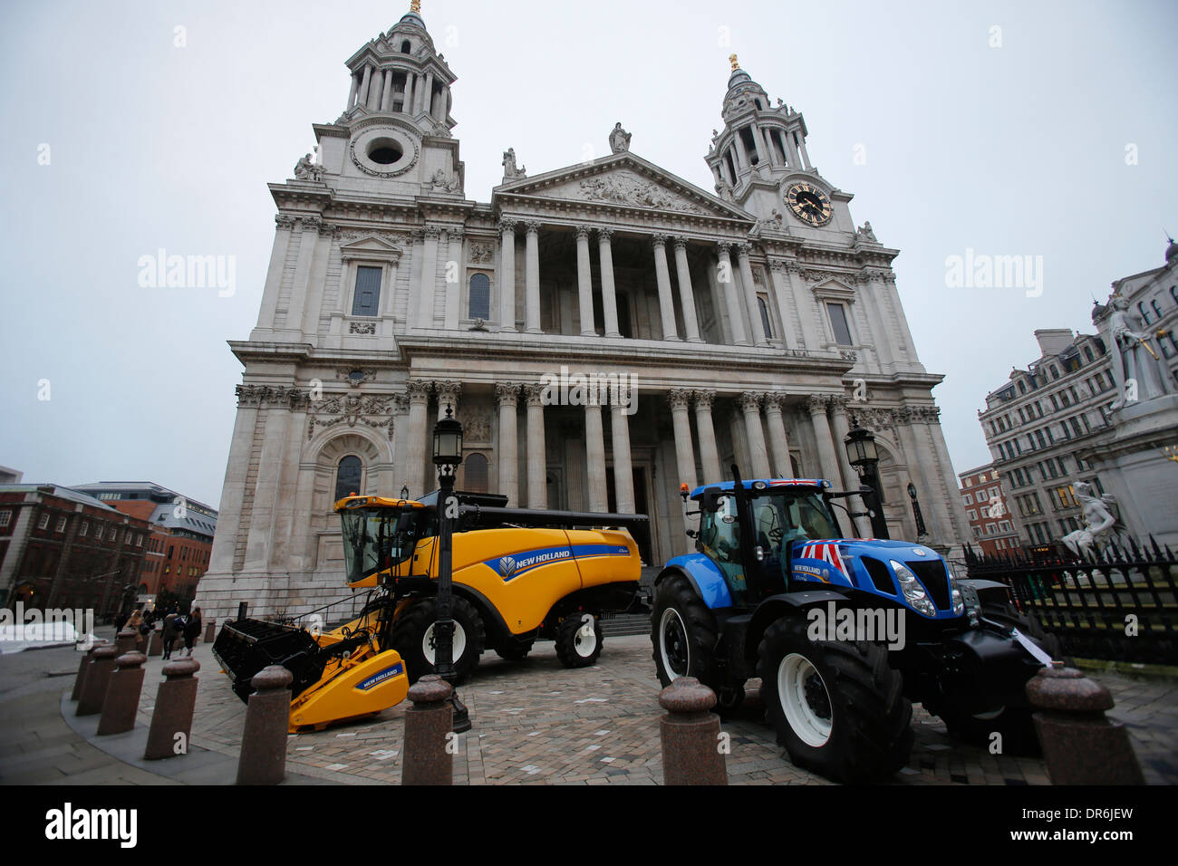 Full-size New Holland mietitrebbia e un trattore parco antistante la cattedrale di San Paolo a Londra Gran Bretagna 16 Gennaio 2013 Foto Stock