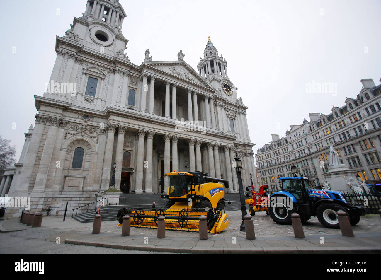 Full-size New Holland mietitrebbia e un trattore parco antistante la cattedrale di San Paolo a Londra Gran Bretagna 16 Gennaio 2013 Foto Stock