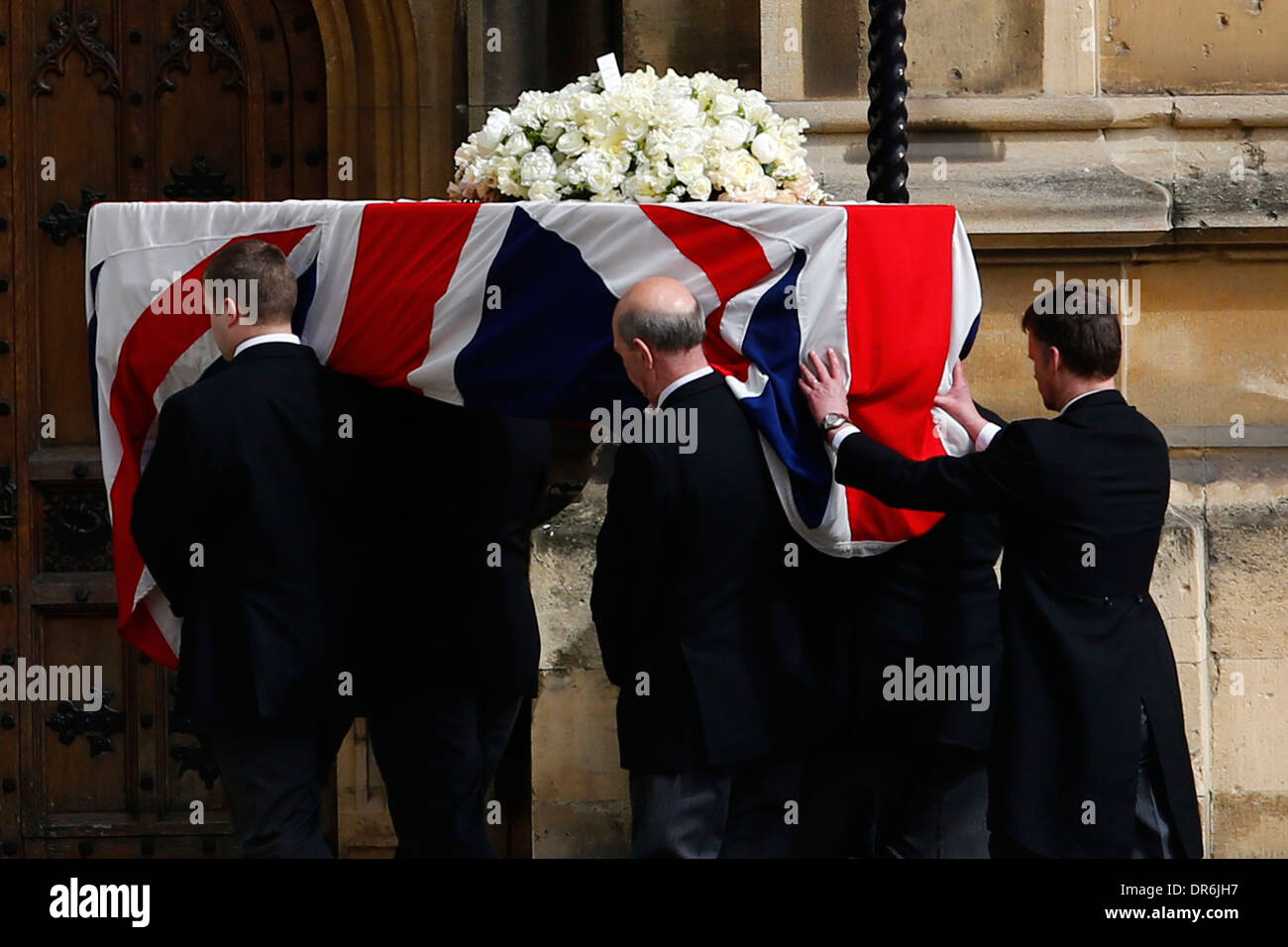 La bara di ex Primo Ministro Margaret Thatcher arriva con una scorta della polizia presso la sede del Parlamento prima della sua fune da parte Foto Stock