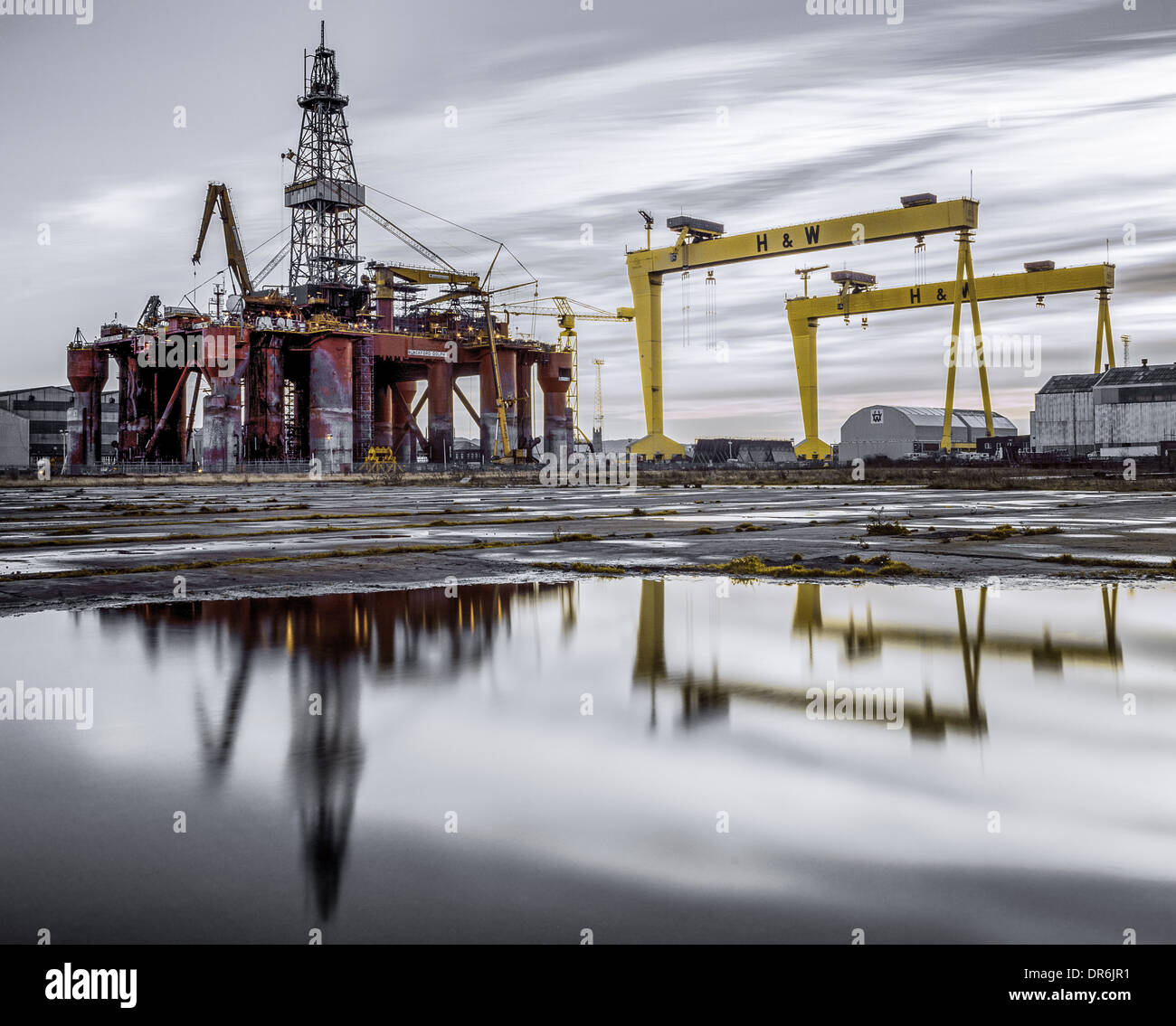 Piattaforma petrolifera nel porto di Belfast Foto Stock