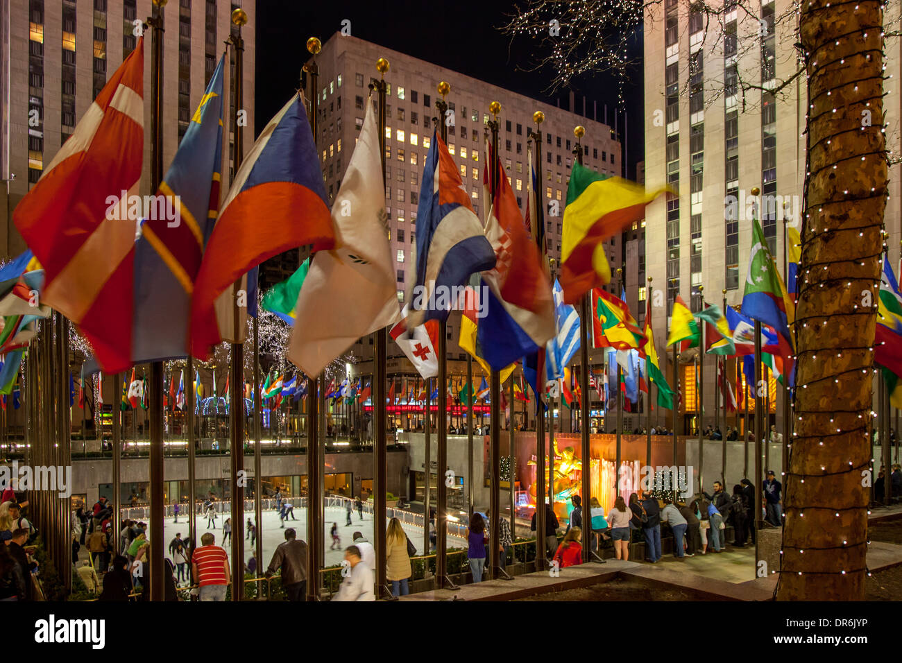 Bandiere internazionali circondano la pista di pattinaggio sul ghiaccio al Rockefeller Center, Manhattan, New York City, Stati Uniti d'America Foto Stock
