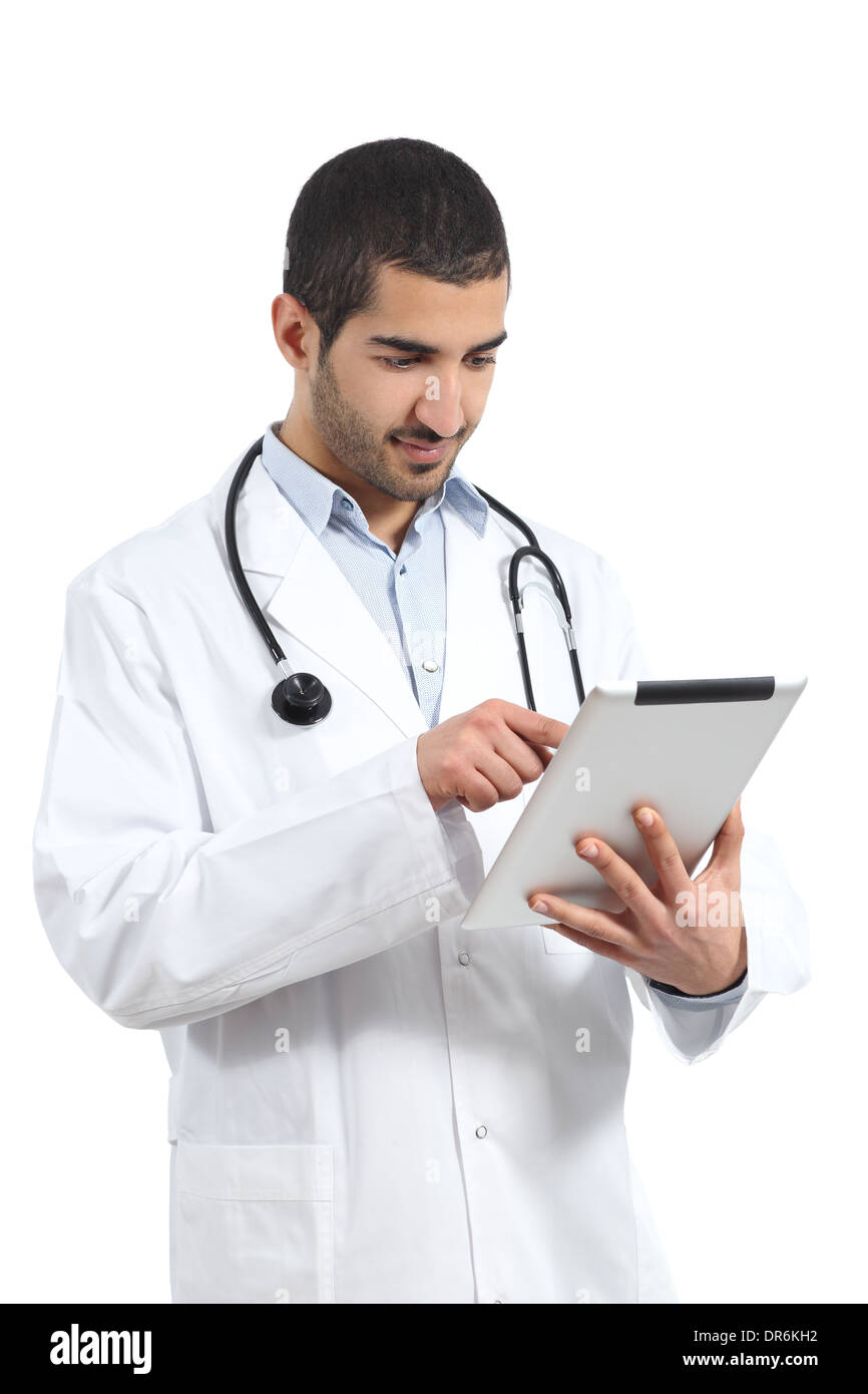 Arab arabia medico uomo di lettura di un lettore di tablet pc isolati su sfondo bianco Foto Stock