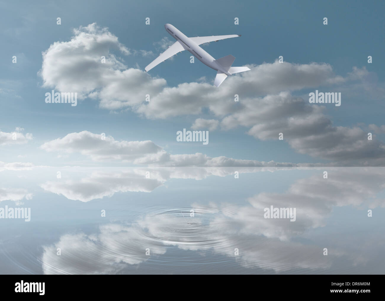 Immagine composita della pacifica acqua e cielo Foto Stock