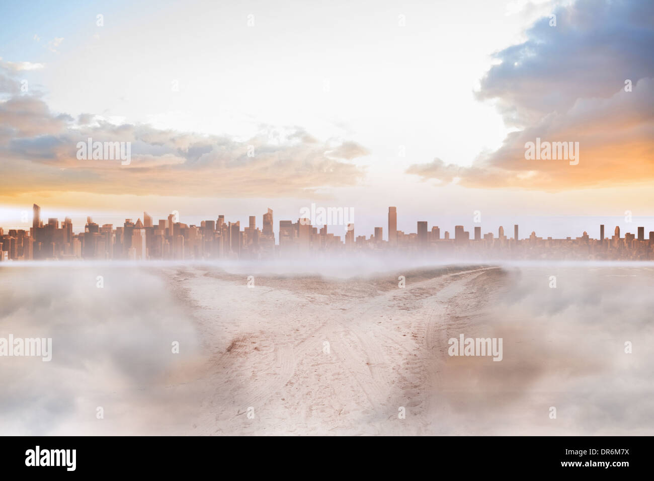 Percorso polveroso nel deserto che conduce alla città Foto Stock