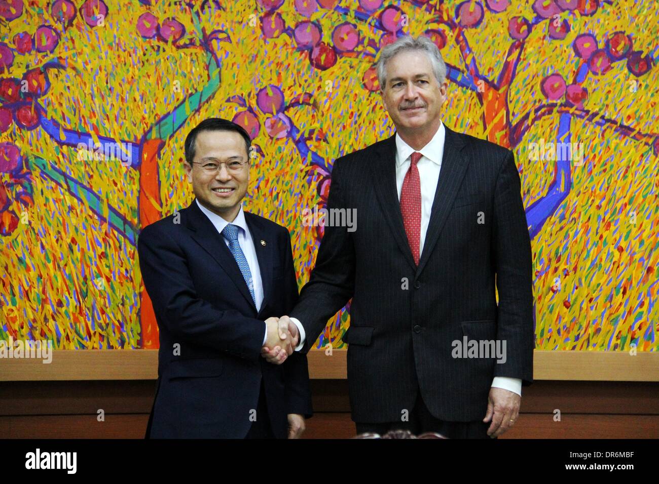 Seoul. Xxi gen, 2014. Il vice ministro degli Esteri della Corea del Sud Kim Kyou-hyun (L) soddisfa con U.S. Il vice Segretario di Stato William Burns a Seoul, Gennaio 21, 2014. Credito: Peng Qian/Xinhua/Alamy Live News Foto Stock