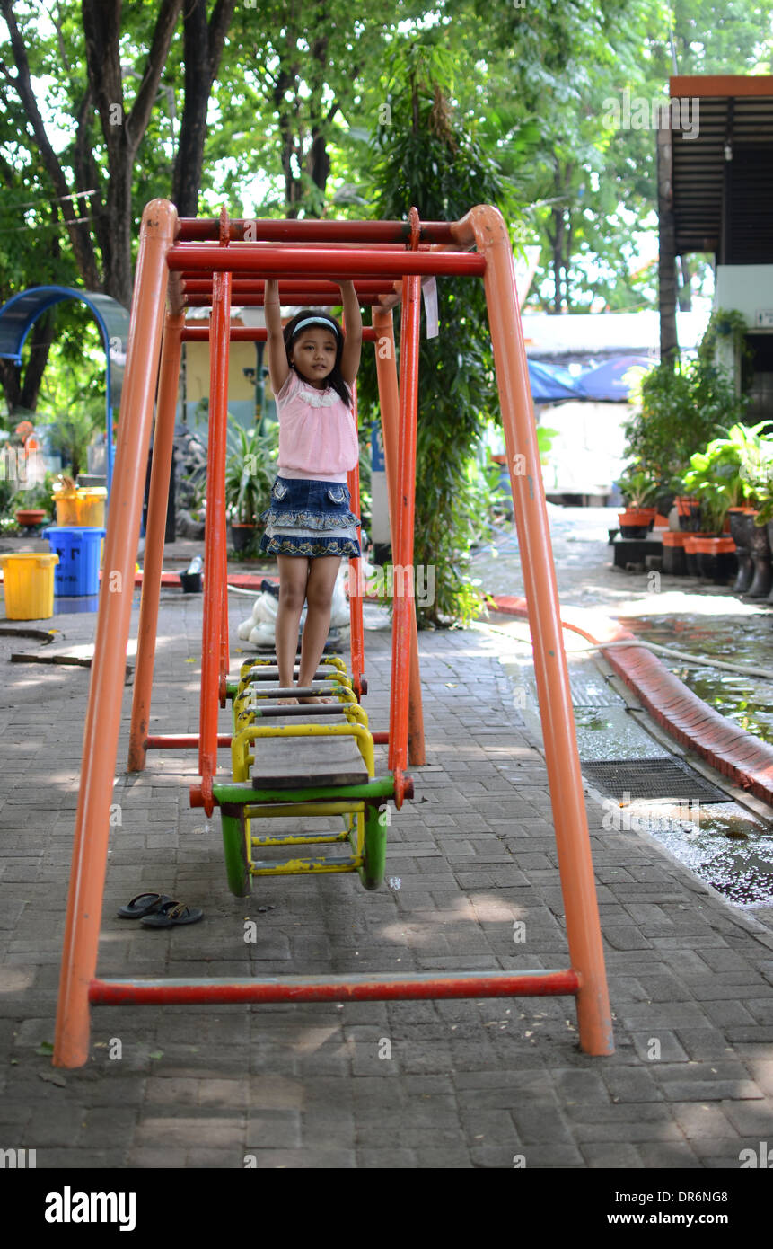 Un bambino che gioca in Bungkul Park - Il miglior parco cittadino in Asia Foto Stock