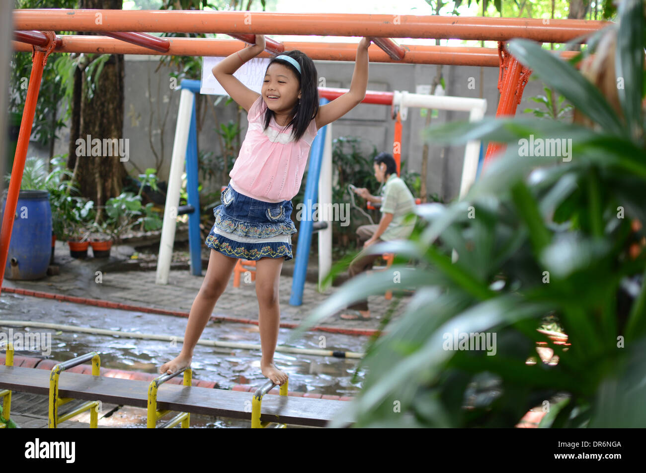 Un bambino che gioca in Bungkul Park - Il miglior parco cittadino in Asia Foto Stock