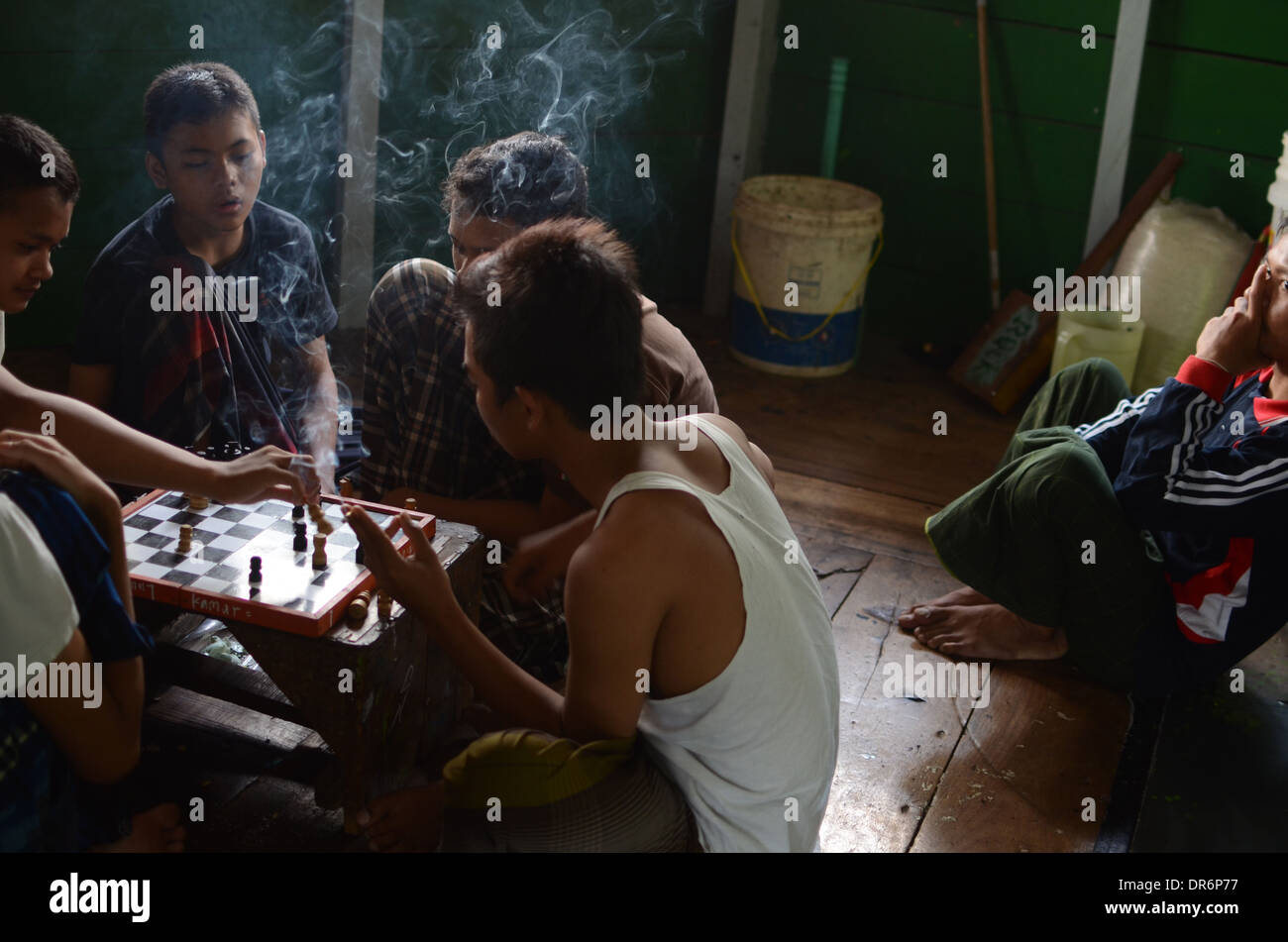 Un certo numero di studenti a giocare a scacchi in islamic boarding school Lirboyo, Kediri, East Java. Foto Stock