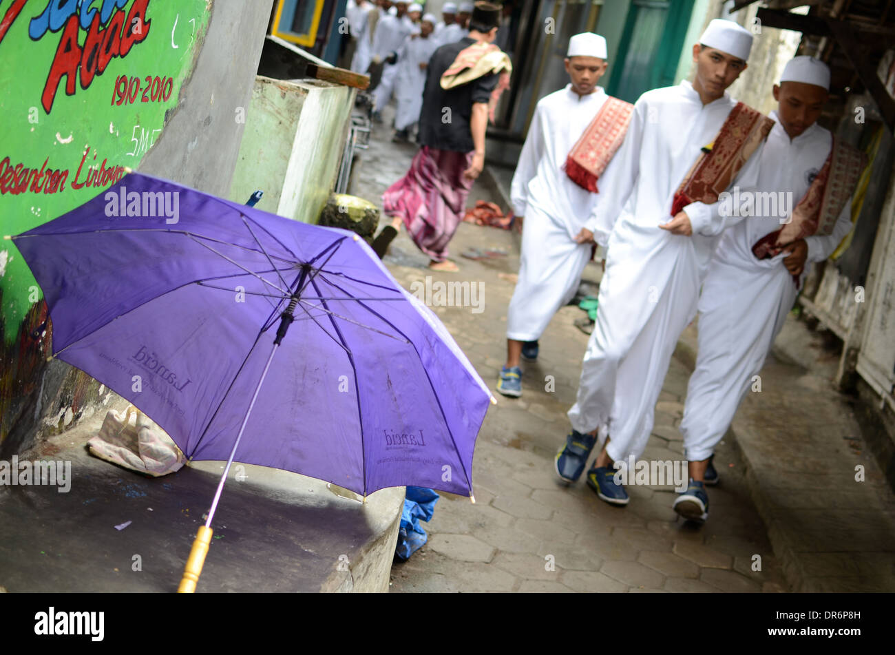 Alcuni studenti nel islamico boarding school Lirboyo, Kediri, East Java. Foto Stock