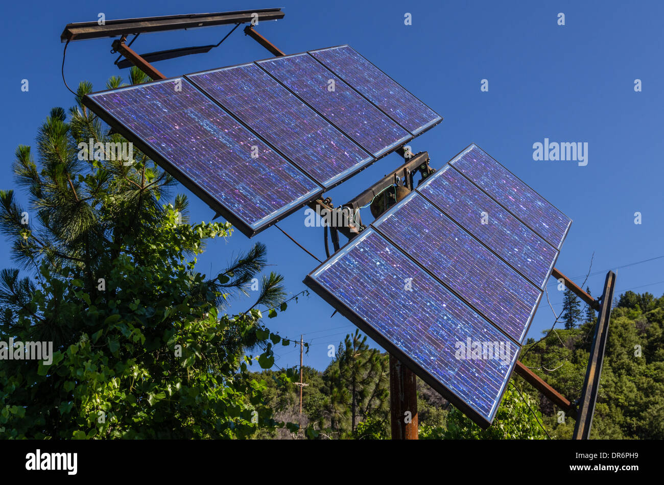 Pannelli solari produzione electrcity per l'alimentazione remota stazione di servizio. Redding, CALIFORNIA, STATI UNITI D'AMERICA Foto Stock