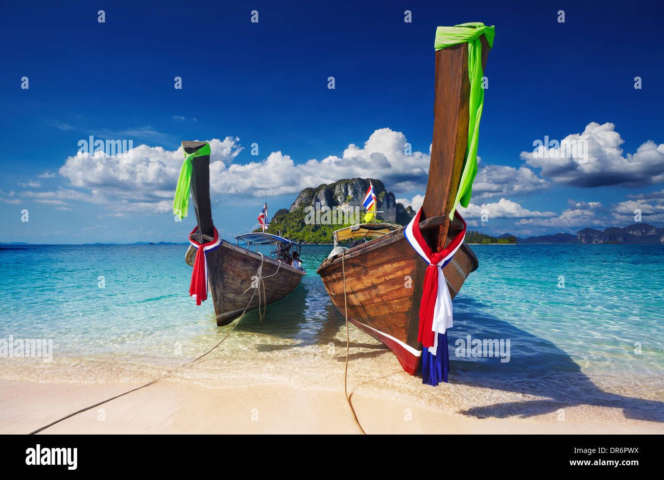 Longtail barche, spiaggia tropicale vasca, Isola, Mare delle Andamane, Thailandia Foto Stock