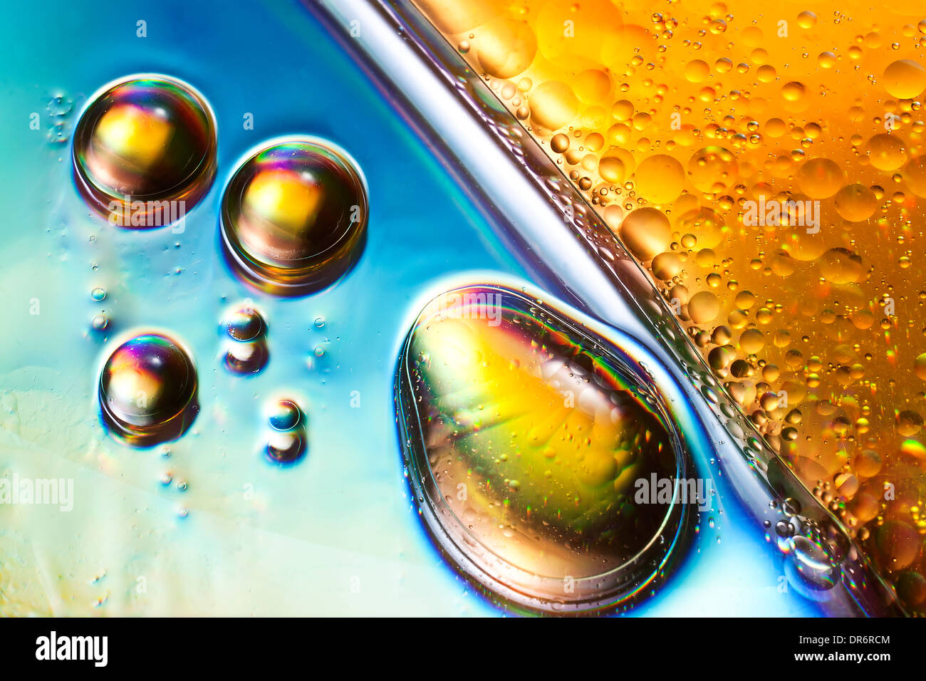 Olio e bolla di acqua colorata e splendente abstract Foto Stock