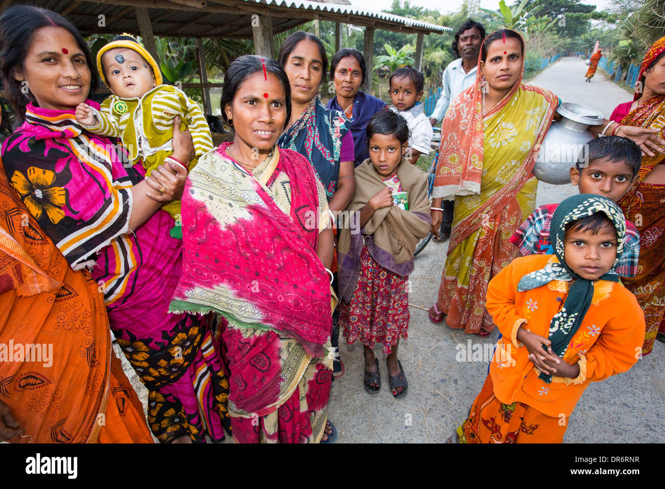 Gli abitanti di un villaggio in una remota di un agricoltura di sussistenza villaggio su un isola del Sunderbans, il delta del Gange in India Orientale che è molto vulnerabile di innalzamento del livello del mare. Foto Stock