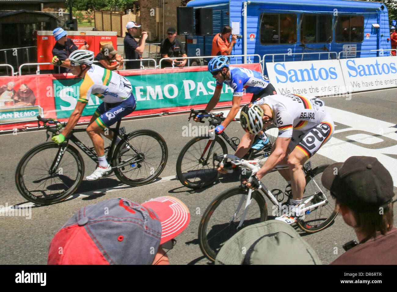 Per Nuriootpa, Barossa Valley, Australia. Xxi gen, 2014. Simon GERRANS (AUS) dal Team Orica-Greenedge batte Andre Greipel (GER) del Lotto Belisol Team nella Fase 1 del 2014 Santos Tour Down Under in Angaston nella Barossa Valley, vicino a Adelaide in Australia. Credito: Boris Karpinski/Alamy Live News Foto Stock