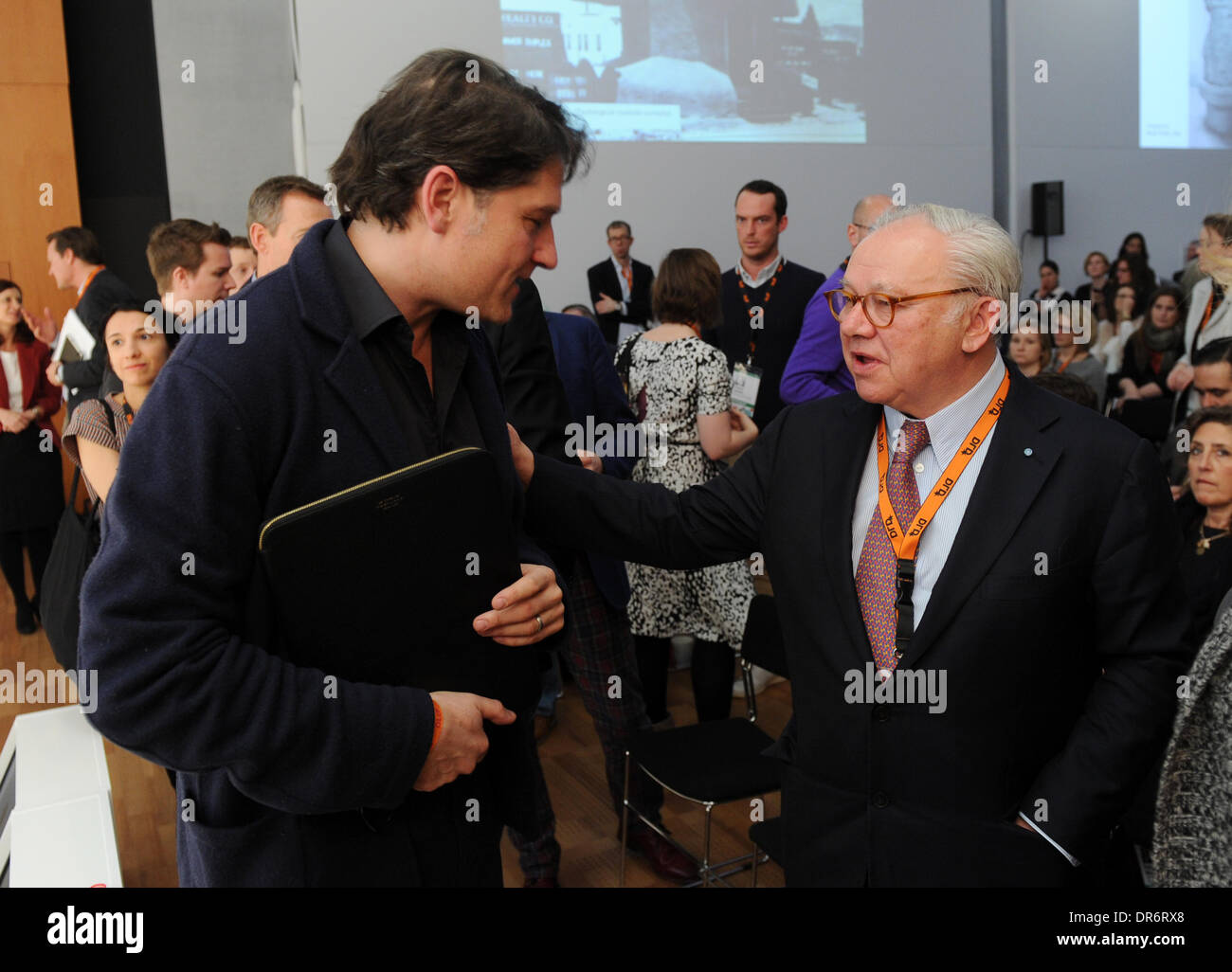 Monaco di Baviera/GERMANIA - gennaio 20: giornalista ed editore di Jakob Augstein (l)incontra il dottor Hubert Burda durante la vita digitale Design (DLD) Conferenza in occasione del Forum di HVB nel Gennaio 20, 2014 a Monaco di Baviera, Germania. DLD è una rete globale sull'innovazione, digitalizzazione, la scienza e la cultura che si collega alle aziende, ai creativi e i leader sociali, opinionisti e influenzatori di conversazione di crossover e di ispirazione. (Foto: picture alliance / Tobias Hase) Foto Stock