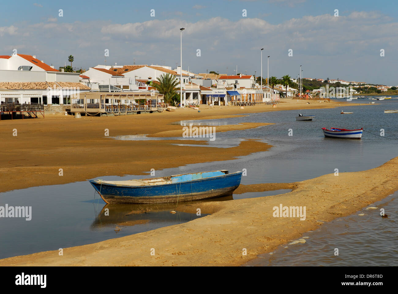 Spagna, Andalusia, Huelva, Costa de la Luz, Cartaya, marea di declino presso la spiaggia di El Rompido, barche al Rio Piedras river Foto Stock