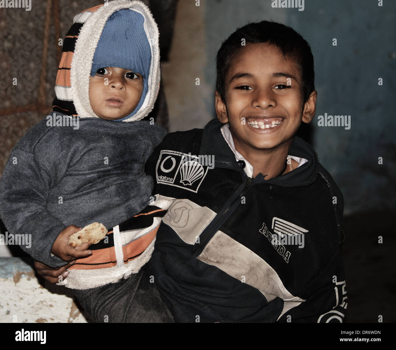 I gemelli amore, ragazzo e suo fratello, ragazzo e un bambino, felici i bambini, bambini indiani, i bambini più poveri Foto Stock