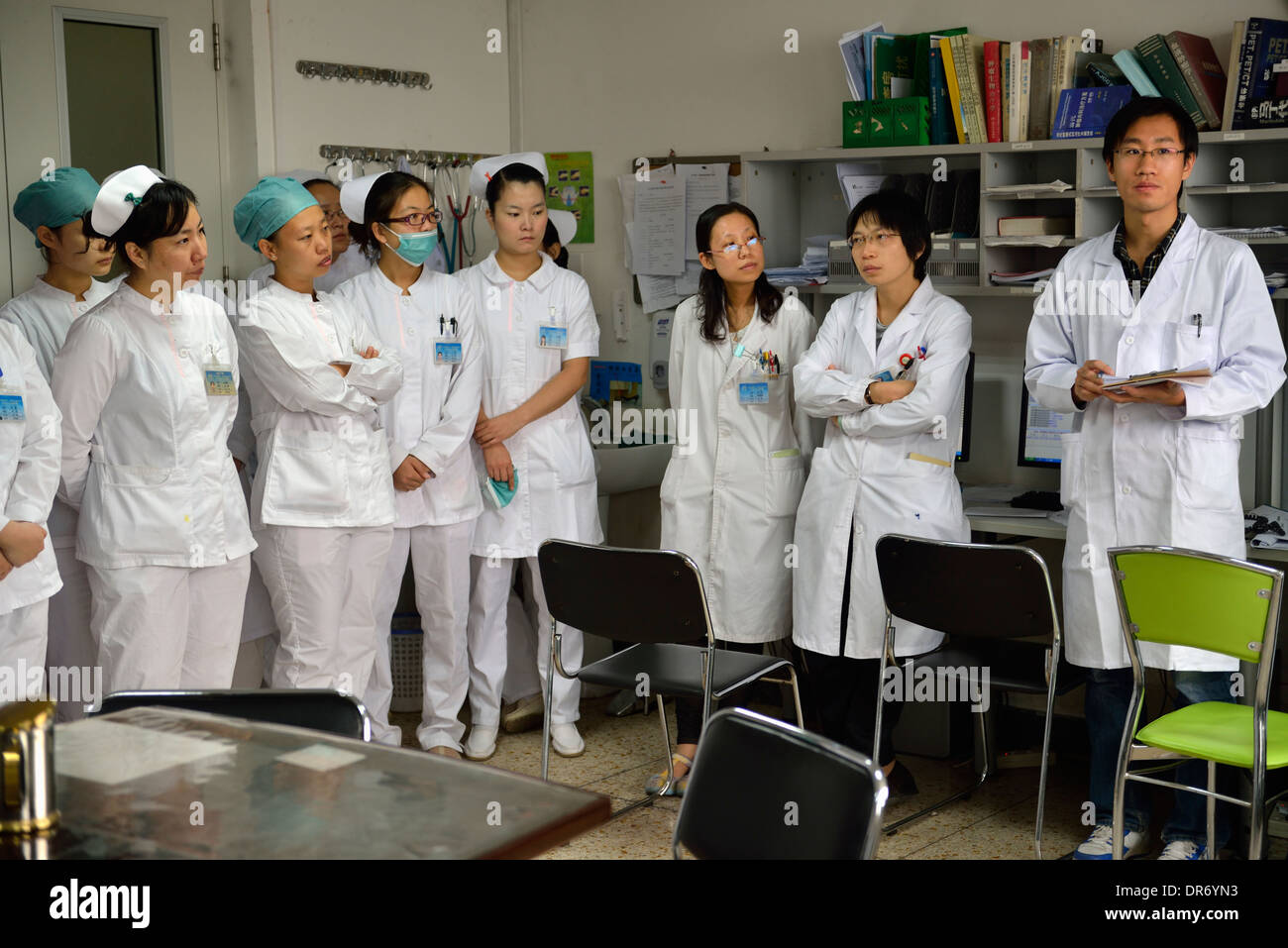 I medici e gli infermieri di cambio quotidiano incontro a Pechino il cancro ospedale. 18-ott-2013 Foto Stock