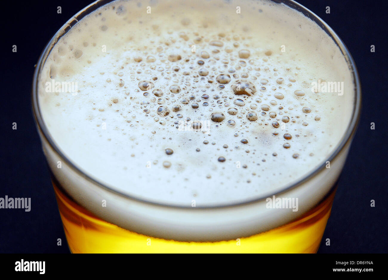 Dettaglio delle bolle in un bicchiere di birra. Foto Stock