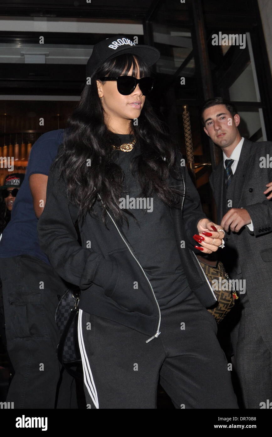 Rihanna esce dal suo hotel indossando un adidas tuta e un cappello di  Brooklyn a Londra, Inghilterra - 28.06.12 Foto stock - Alamy