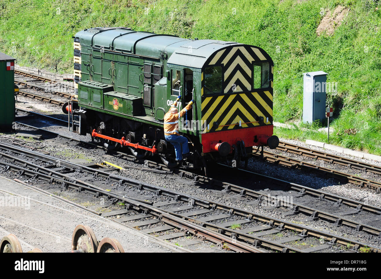 Guidatore sale a bordo di classe 08 deviatore diesel n. 08377 sulla metà Hants Railway, Hampshire, Inghilterra, Regno Unito Foto Stock